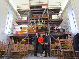 Karin Veldman, Lut Gielen en Karin Veltman voor het orgel dat ze in vier weken geheel opnieuw decoreren
