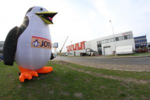 Een enorme opblaasbare pinguïn, het logo van Jotun, verwelkomde de bezoekers bij het nieuwe hoofdkantoor van Norway Coatings in Amsterdam..