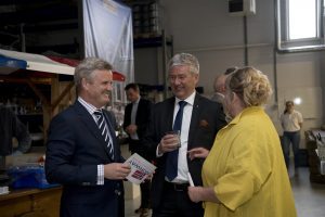 Van links naar rechts: Martin Sørby (Ambasadeur Noorwegen), Stein Petter Lunde (vice president Jotun Decorative) en Anja Jessurun (directeur Norway Coatings).