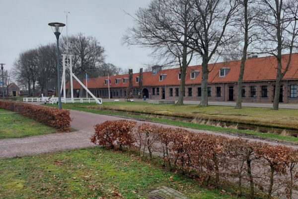 De Vries Vernieuwers schildert in gevangenisdorp
