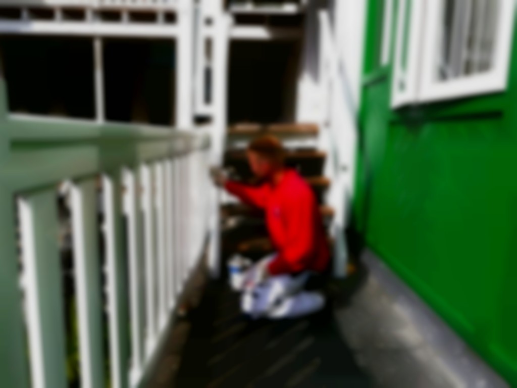 Een schilderbeurt van het exterieur op de binnenplaats hard nodig, omdat er jarenlang niets aan was gedaan